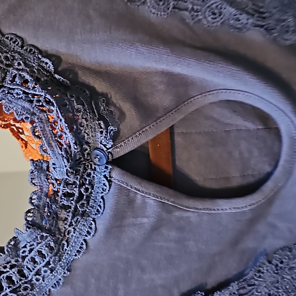 Contrast Lace Tank Top w/ Keyhole Back - Picture 4 of 4
